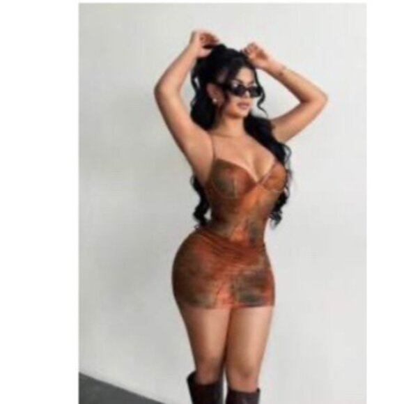 New  mini dress - Picture 2 of 6